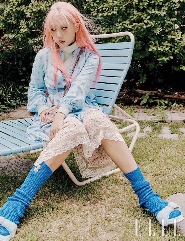 플로럴 패턴 드레스와 레이어드한 터틀넥 톱, 란제리 스커트, 더블 프레임 백, 시어링 버클 뮬, 양말은 모두 Coach.