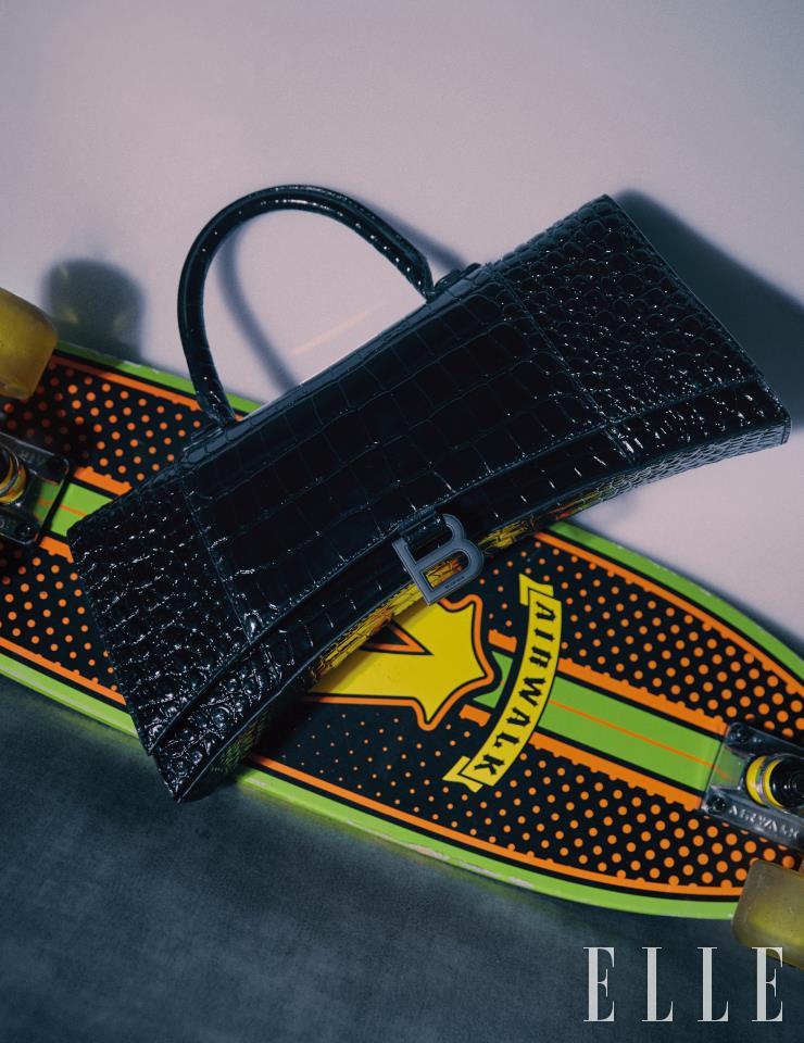  크로커다일 텍스처를 엠보싱으로 표현한 ‘아워글래스 스트레치 백’은 Balenciaga. 