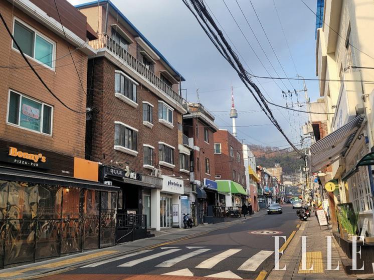 마을버스가 지나다니는 해방촌 언덕. 매일 다니는 산책로이기도 하다.