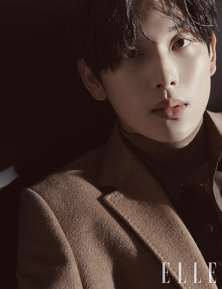 브라운 코트와 터틀넥 니트 톱은 모두 Boss Men. 코튼 셔츠는 Recto.