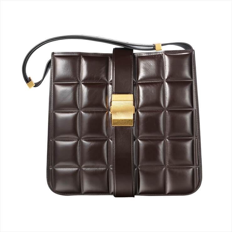 쿠셔닝 토트백은 5백92만5천원, Bottega Veneta.