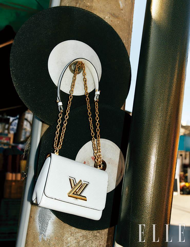 골드 체인 스트랩이 돋보이는 화이트 컬러의 ‘트위스트’ 백은 Louis Vuitton.