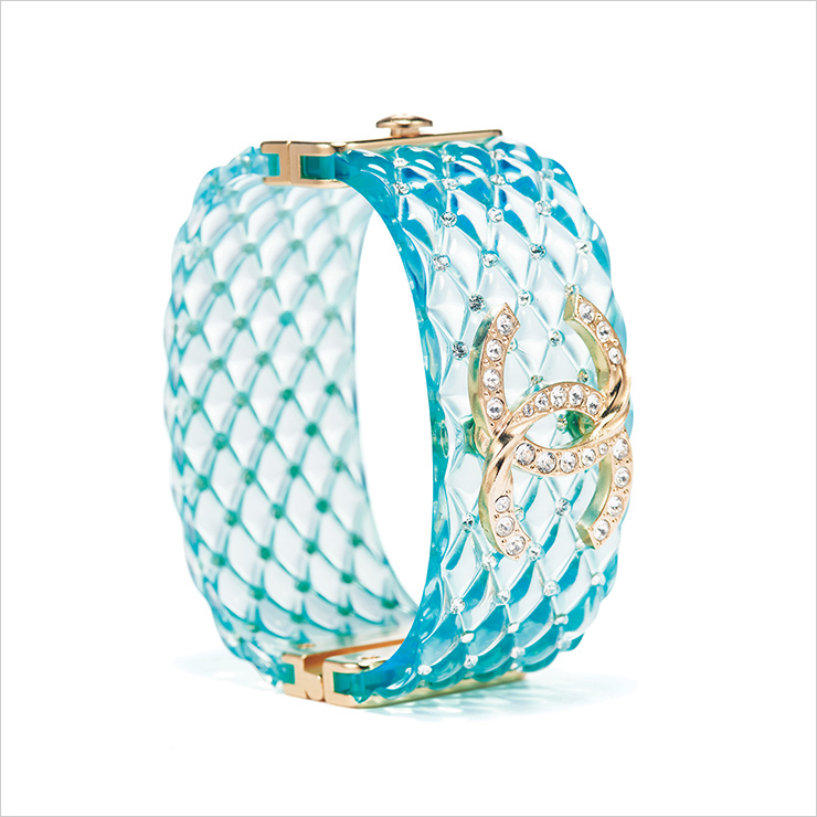 로고로 포인트를 준 레진 브레이슬렛은 가격 미정, Chanel.