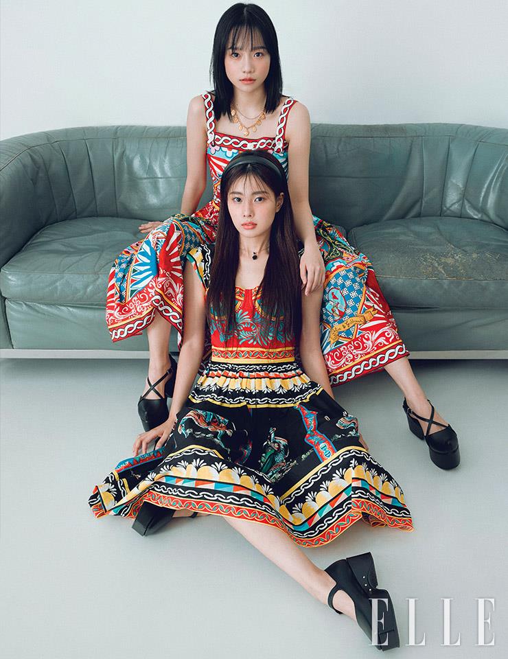 혜원과 유리가 입은 패턴 원피스와 네크리스는 모두 Dolce & Gabbana. 슈즈는 Flat Apartment.