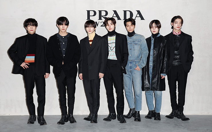 전 멤버가 프라다 쇼에 참석해 밀라노 폰다지오네 일대에서 수천 명의 팬을 열광하게 한 엔하이픈.
