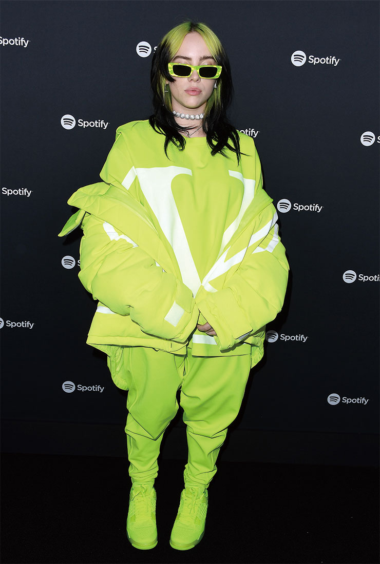 ‘깔맞춤’ 패션의 선두주자답게 머리부터 발끝까지 눈이 시릴 만큼 강렬한 네온 컬러 아이템을 매치. 다소 부담스러워 보일 수 있지만, 남들 시선에 아랑곳하지 않는 ‘쿨’한 애티튜드야말로 그녀가 지닌 최대 무기.