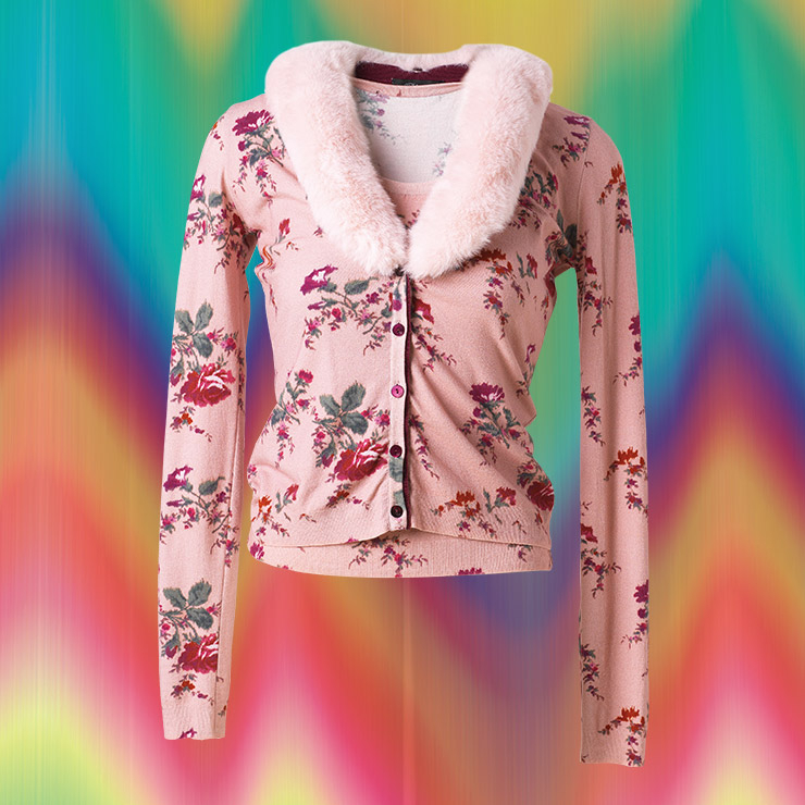 페이크 퍼 장식의 플로럴 프린트 카디건과 이너 웨어 톱은 2백68만원, 모두 Blumarine.