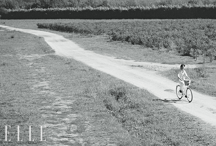 스트라이프 셔츠와 화이트 팬츠, 로퍼는 모두 스타일리스트 소장품.
