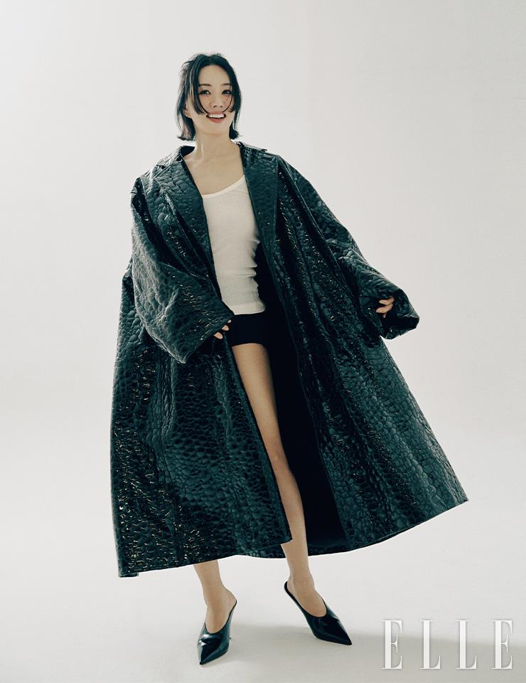 오버사이즈 코트와 슬리브리스 톱, 뮬은 모두 Bottega Veneta. 브리프는 스타일리스트 소장품.