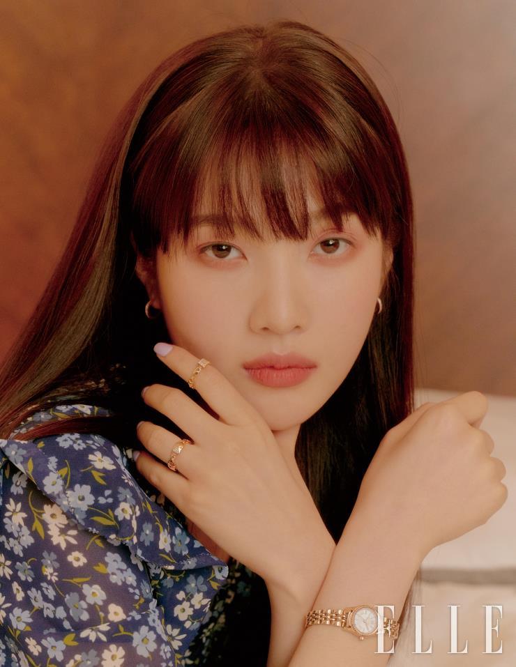 가든 패치 톱은 25만원, 페이브 미니 후프 귀걸이는 14만원, 검지에 착용한 링크 스태킹 반지는 14만원, 약지에 착용한 머써 링크 반지는 14만원, 렉싱턴 워치는 37만원 모두 Michael Kors.