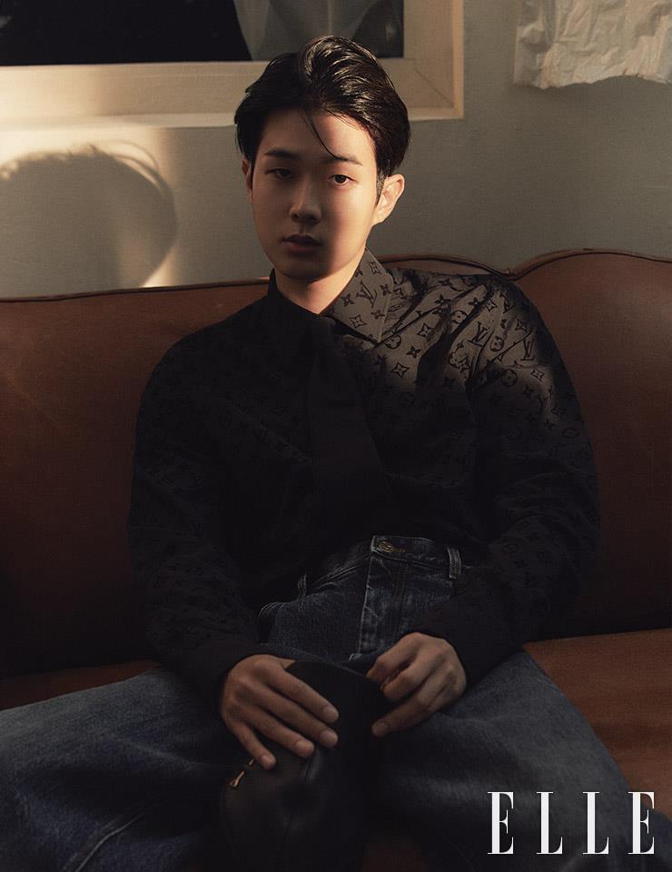모노그램 패턴의 셔츠와 와이드 데님 팬츠, 가죽 볼 캡은 모두 Louis Vuitton Men’s Collection.