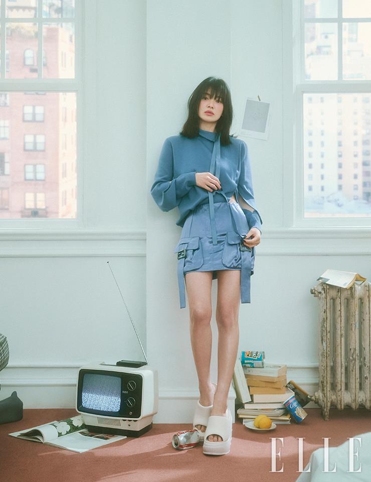스트링과 슬릿 디테일의 니트 톱, F 플랩 장식이 돋보이는 카고 스커트, 플랫폼 웨지 힐은 모두 Fendi.