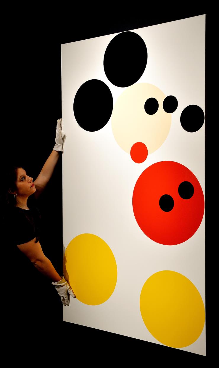동그라미와 컬러만으로 미키마우스를 표현한 데미안 허스트의 2012년 작품 <Mickey>. @게티 이미지