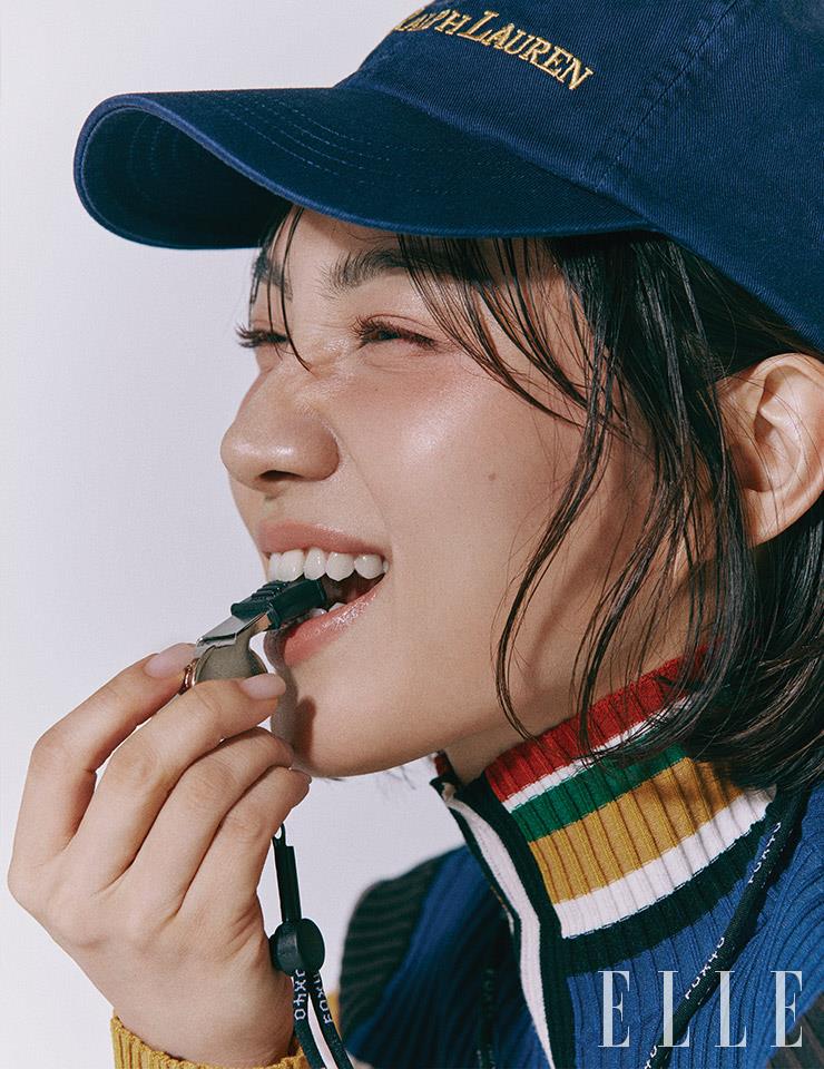 스트라이프 니트는 Weekend Maxmara. 볼 캡은 Polo Ralph Lauren.