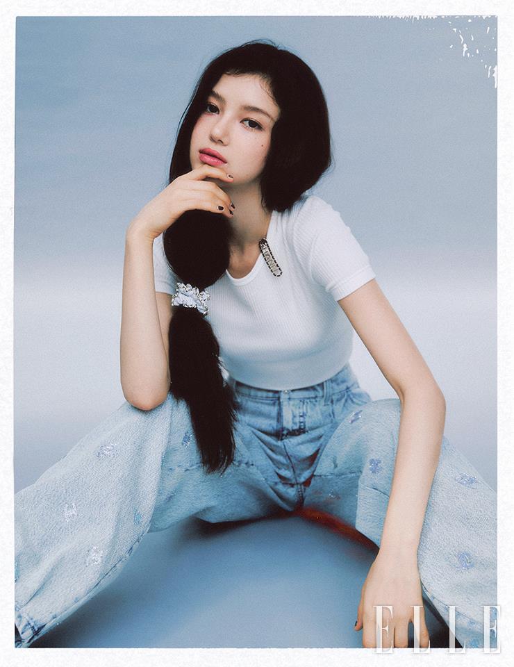 더블 C 로고가 프린트된 데님 팬츠와 브로치처럼 연출한 헤어 클립, 헤어 스크런치는 모두 Chanel. 티셔츠는 스타일리스트 소장품.