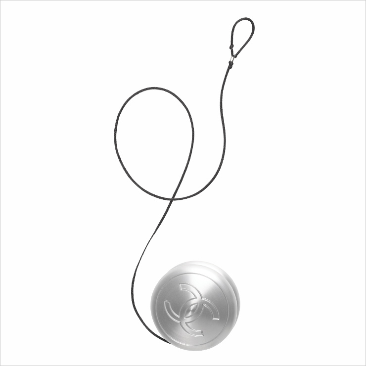 이런 장난감이라면 온종일 즐길 수 있다. 브랜드 로고가 돋보이는 요요는 가격 미정, Chanel.