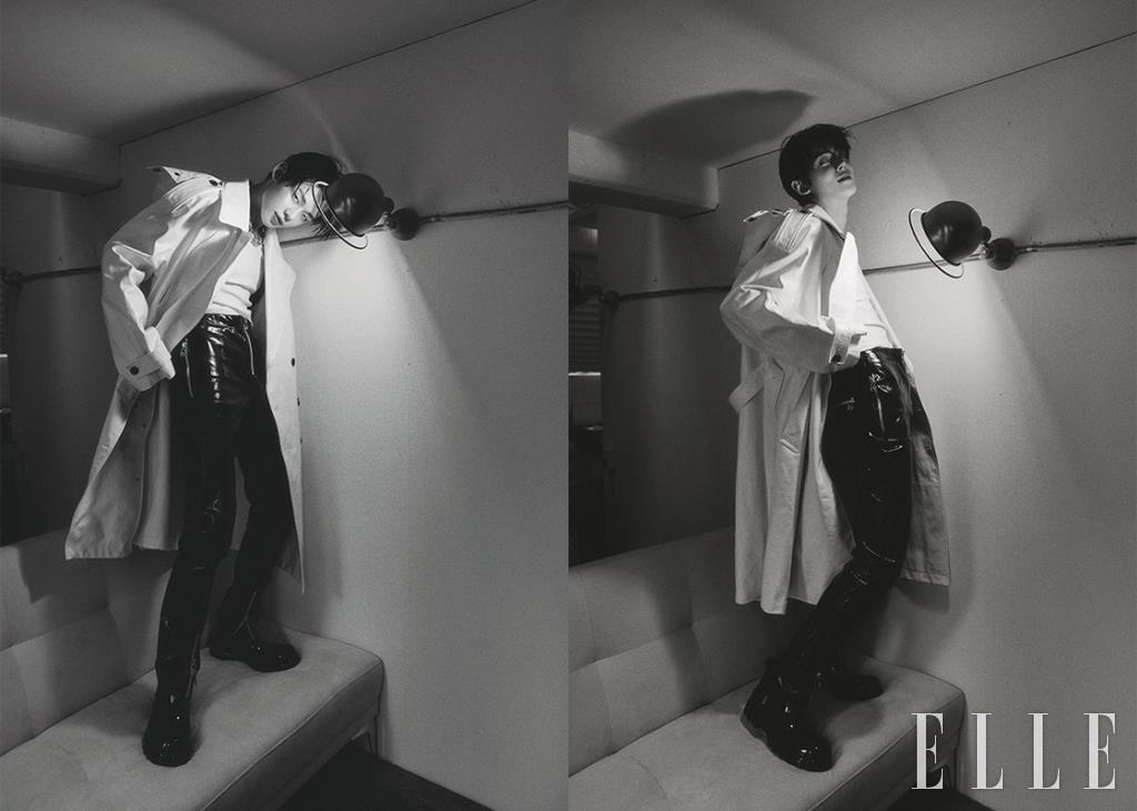 이너 웨어 톱은 Alexander McQueen. 네크리스는 Portrait Report. 코트와 팬츠, 슈즈는 모두 Bottega Veneta.