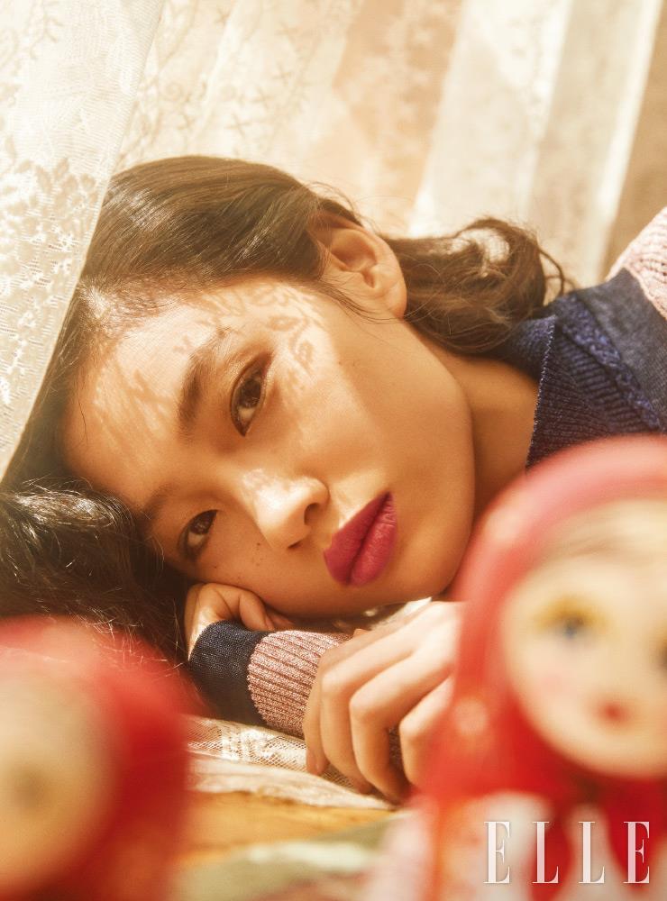 눈가에 은은하게 음영을 주고, 톤다운된 로즈버드 핑크빛의 루쥬 코코 블룸, 124 멀베일을 입술에 바른다. 사용 제품은 Chanel. 니트 폴로 톱, 빈티지 색감의 카디건은 모두 Chanel. 