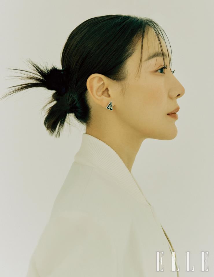  화이트 재킷은 Max Mara. 이어링은 Prada. 