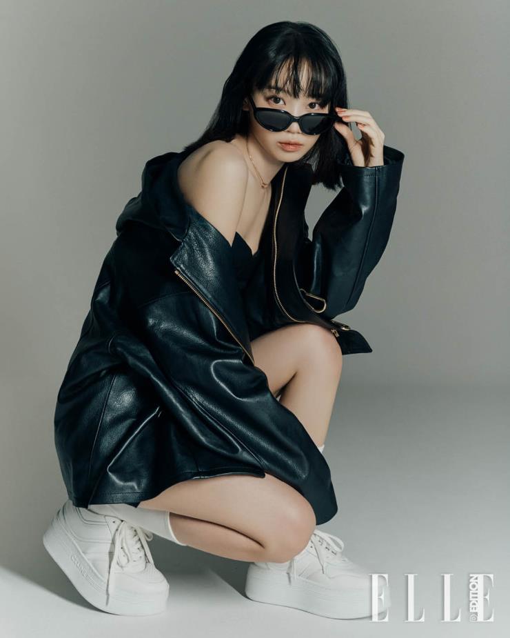 채원이 입은 미니 뷔스티에 울 드레스, 착용한 벨트, 신은 스니커즈는 모두 Celine. 흰 양말은 스타일리스트 소장품.