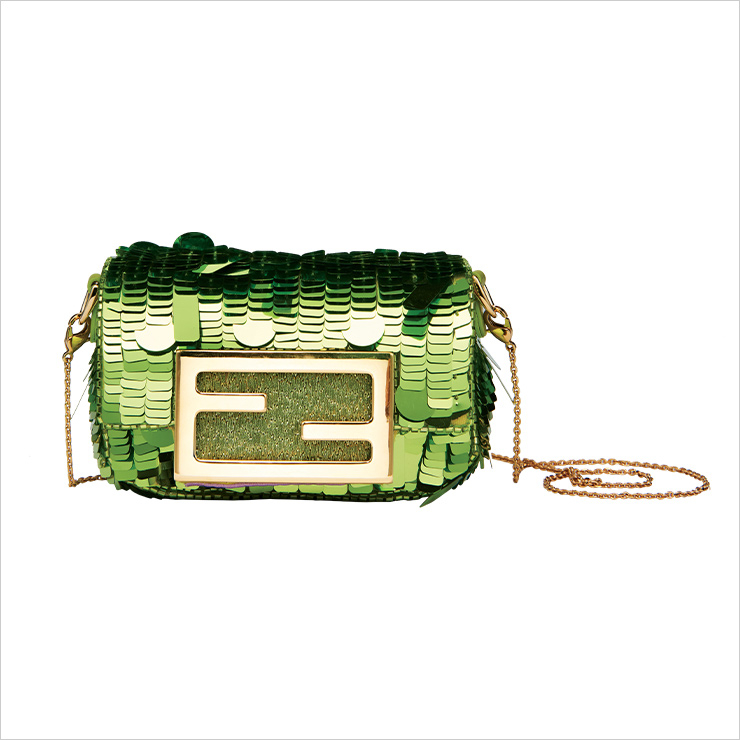 화려한 시퀸이 존재감을 드러내는 백은 1백만원대, Fendi.