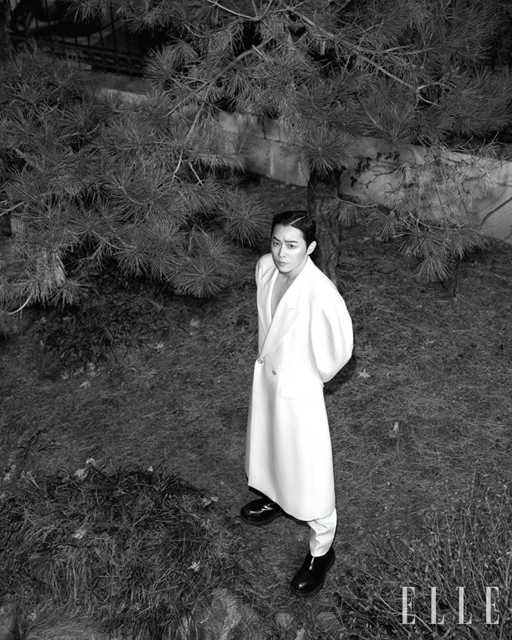 코트와 팬츠, 슈즈는 모두 Alexander McQueen.
