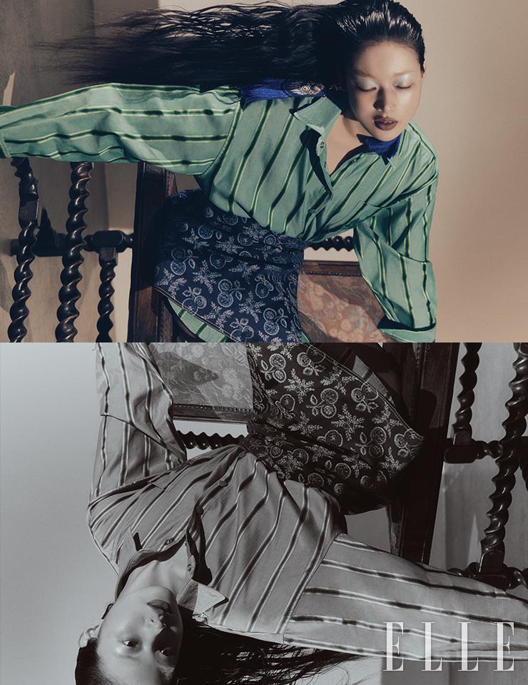 스트라이프 셔츠와 슬릿 미니스커트, 프린지 장식의 이어링은 모두 Etro.