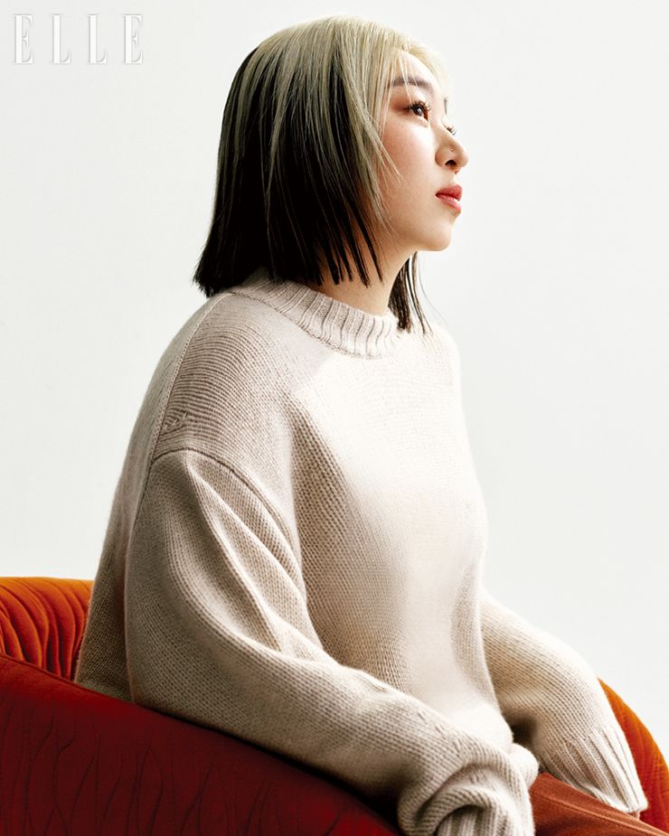 아이보리 니트와 브라운 팬츠는 모두 COS.
