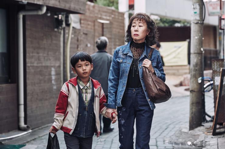 잃어버린 아빠를 찾아 온 '코피노' 아이. 한국 땅에서 새롭게 찾은 가족은 아빠가 아니었다. 영화 <죽여주는 여자> 중