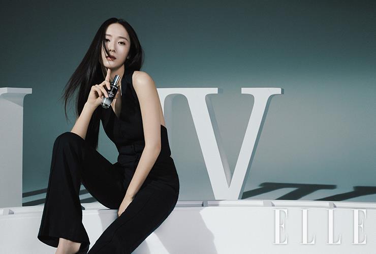  베스트와 팬츠는 모두 Theballon. 블랙 샌들 힐은 Sam Edelman.