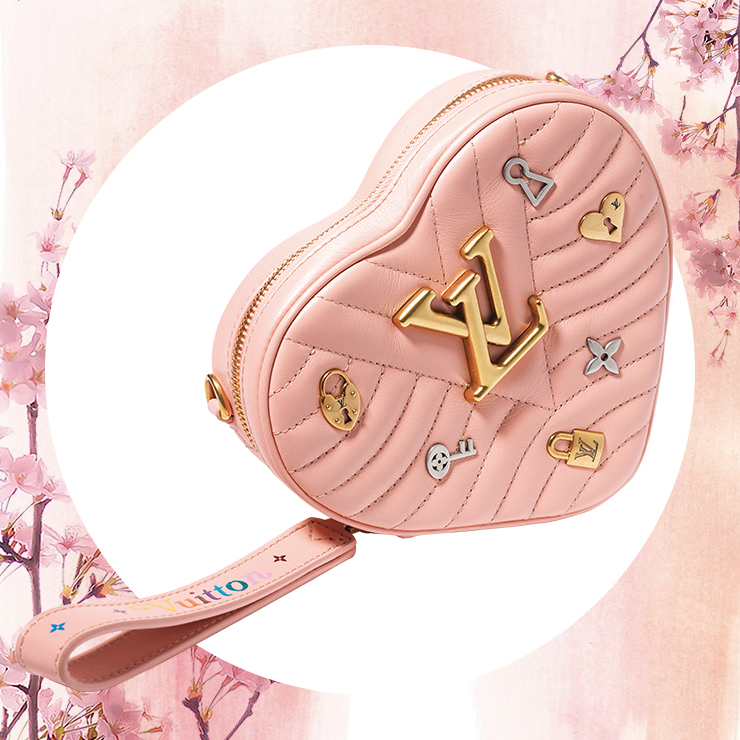 캐주얼 룩에 로맨틱 포인트로 제격. 사랑스러운 하트 모양의 백은 가격 미정, Louis Vuitton.
