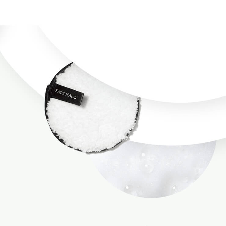 머리카락 100분의 1 사이즈의 극세사 퍼프가 물로 메이크업을 지워준다. 페이스 헤일로, 1만1천원, Face Halo by Olive Young. 