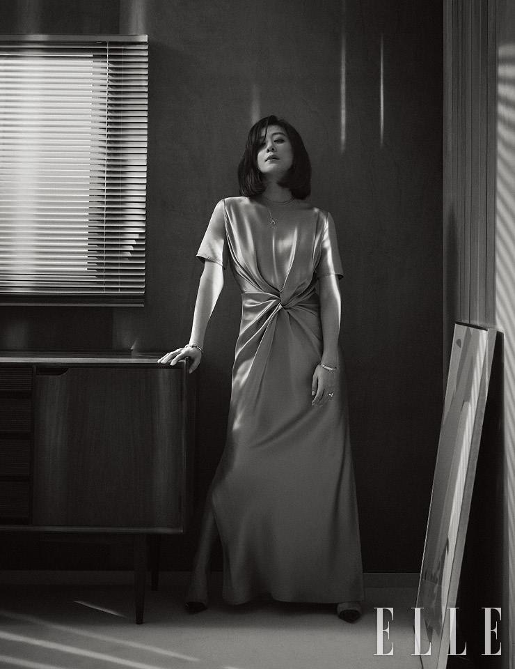 라운드 브릴리언트 다이아몬드와 바게트 다이아몬드를 세팅한 티파니 T 다이아몬드 펜던트, 오른쪽 손목의 티파니 T1 와이드 하프 다이아몬드 힌지드 뱅글, 왼쪽 손목의 파베 다이아몬드의 티파니 T 투 힌지드 브레이슬렛, 약지의 티파니 T1 와이드 링은 모두 Tiffany & Co. 실크 드레스는 Ports 1961. 힐은 Gianvito Rossi.