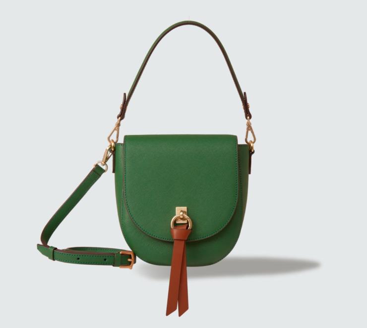 토트백과 숄더백 두 가지로 활용 가능한 새들 백은 39만5천원, Lovcat.