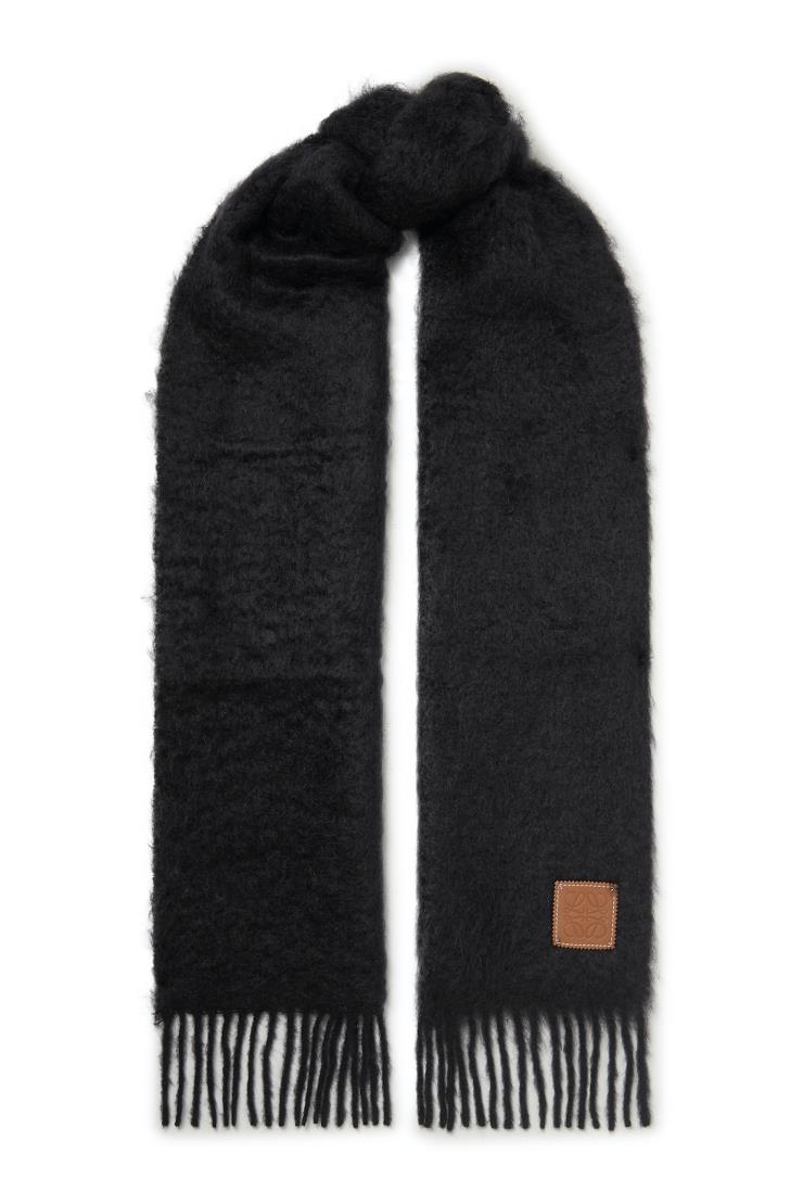 카멜 코트와 잘 어울릴 심플한 블랙 머플러, LOEWE from NET-A-PORTER.COM