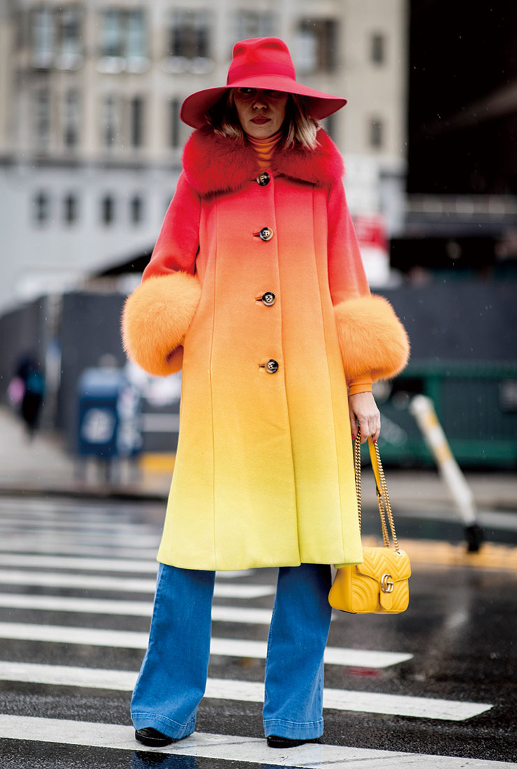 레드에서 옐로로 그러데이션된 코트에 구찌의 개나리색 마몽 백으로 생기를 더했다.