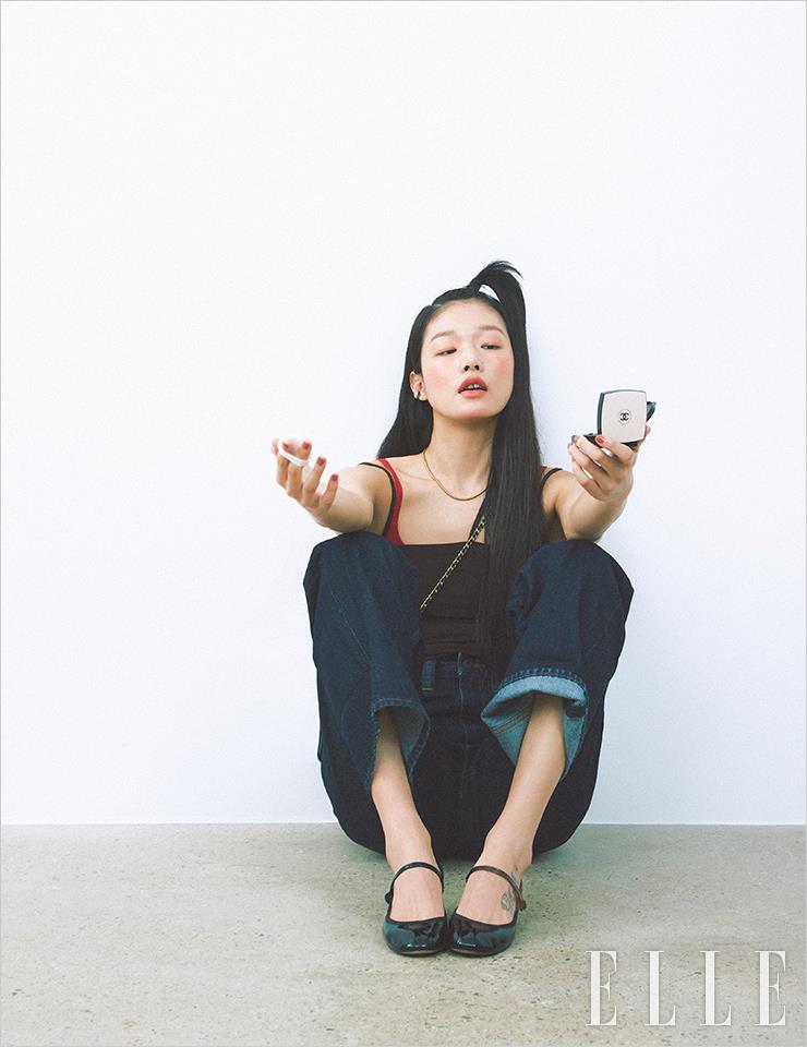 아라의 건강한 윤기 피부를 연출해 준 레 베쥬 젤 쿠션, Chanel. 다양한 참이 달린 베니티 백은 Chanel. 브라운 스트랩 탱크톱은 Baserange. 레드 브라톱은 스타일리스트 소장품. 딥 블루 데님 팬츠는 Levi’s. 메리 제인 슈즈는 Repetto.