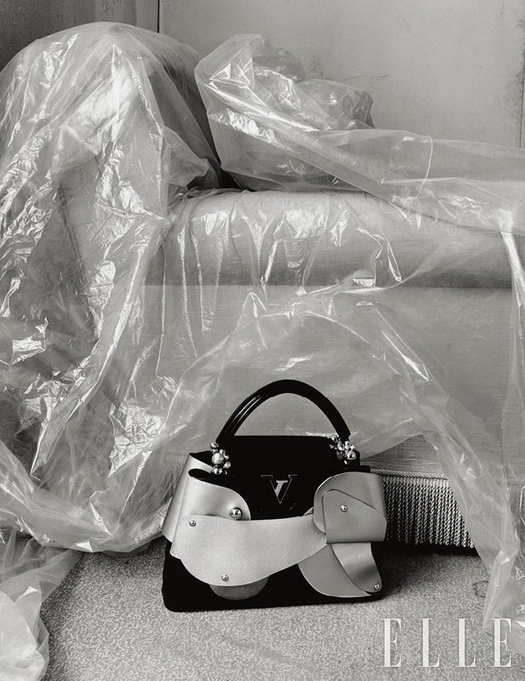 LIU WEI_ 베이징에서 활동하는 리우 웨이는 다양한 소재를 사용해 만드는 도발적이고 독특한 형태의 작품이 특징이다. 웨이가 만든 아티카퓌신 백은 2019년 베니스 비엔날레에서 전시한 대형 설치미술 ‘미소의 세계 (Microworld)’에서 영감받았다. 다섯 가지 메탈 가죽을 사용해 다양한 크기의 알루미늄 꽃잎을 재현했다. 리우 웨이가 완성한 아티카퓌신 백은 Louis Vuitton. 