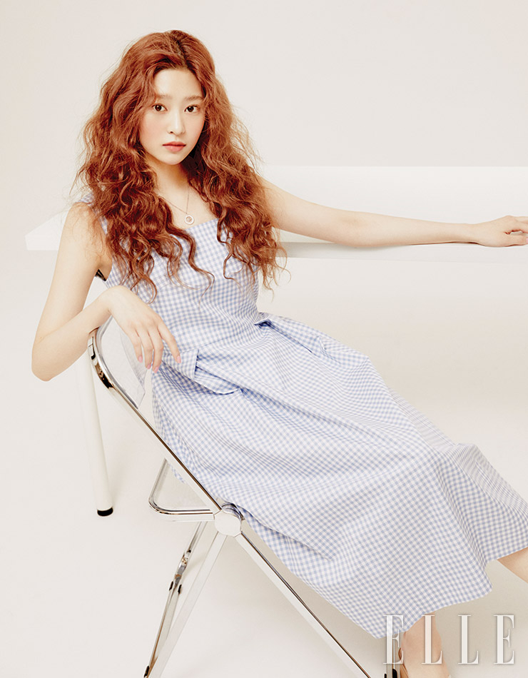 깅엄 체크 드레스는 Dae Joongso. 네크리스는 Mzuu.