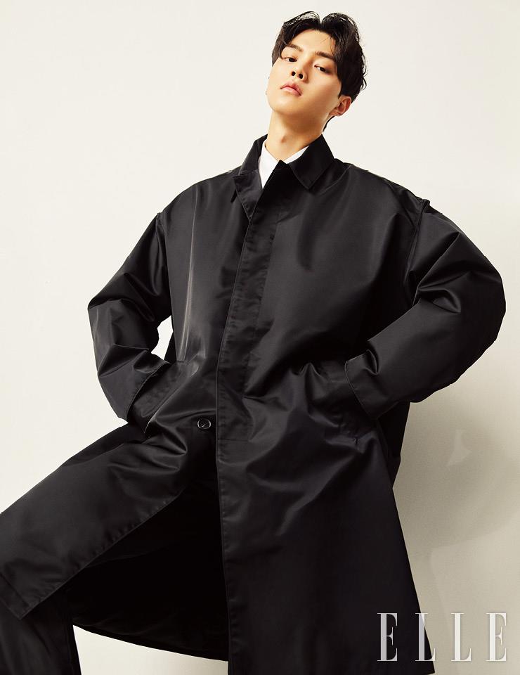 오버사이즈 리나일론 코트와 블랙 팬츠, 셔츠는 모두 Prada.
