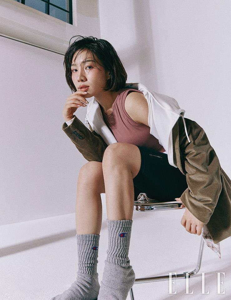 스포츠 브라톱과 크롭트 집업 후드, 바이커 팬츠는 Front2Line. 코듀로이 재킷은 Weekend Maxmara. 그레이 컬러 삭스는 Champion.
