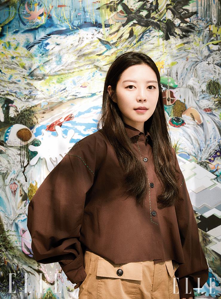 profile 정수정 1990년생. 2018년 첫 개인전 <Sweet Siren>을 시작으로 OCI 미술관, 서울시립미술관 SeMA 창고 등에서 개인전을 펼친 신진 미술인. 탄탄한 드로잉을 토대로 SF 혹은 신화 속 캐릭터에 기반한 회화를 그린다. 