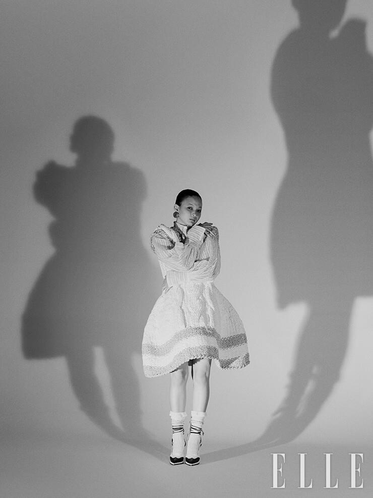 시스루 셔츠와 아방가르드한 니트 드레스, 레이스업 슈즈, 삭스는 가격 미정, 모두 Thom Browne. 이어링은 가격 미정, Miu Miu.