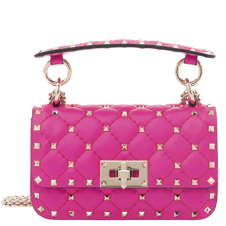 스터드 장식이 에지 있는 락스터드 스파이크 백은 2백26만원, Valentino Garavani. 
