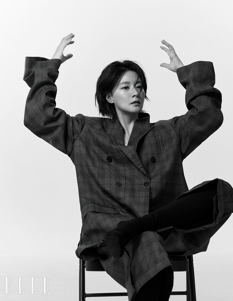 오버사이즈 재킷과 체크 쇼츠, 삭스 부티는 모두 Balenciaga.