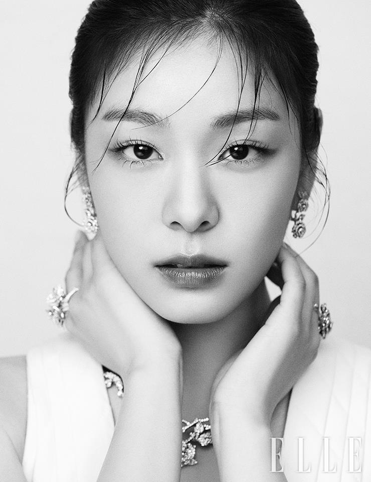 두 송이의 장미 모티프를 1.49캐럿 다이아몬드로 세팅한 화이트골드 소재의 ‘로즈 디올 바가텔’ 이어링, 양손에 착용한 다이아몬드로 세팅한 화이트골드 ‘로즈 디올 바가텔’ 링, 9.48캐럿 다이아몬드를 세팅한 ‘로즈 디올 바가텔’ 네크리스는 모두 Dior Joaillerie. 버진 울 소재의 화이트 드레스는 Dior.