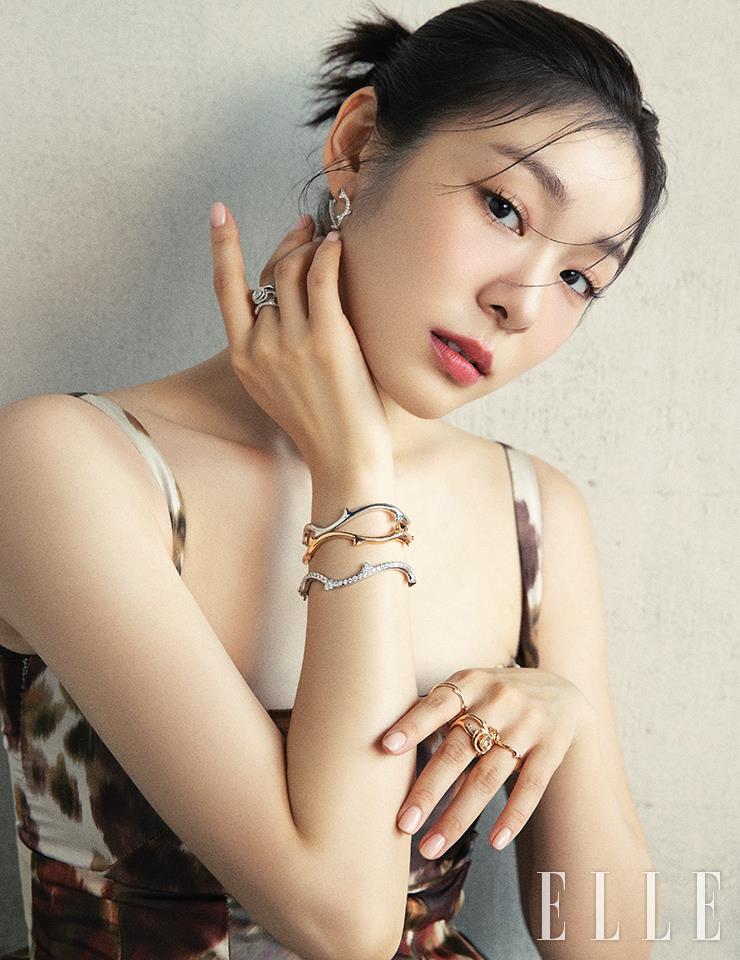 1.30캐럿 다이아몬드를 세팅한 화이트골드 ‘브아 드 로즈’ 이어링과 오른손에 착용한 두 개의 화이트골드 ‘브아 드 로즈’ 링, 레이어드한 다이아몬드를 세팅한 ‘로즈 디올 바가텔’ 링, 장미 가시 모티프의 화이트골드와 핑크골드 ‘브아 드 로즈’ 브레이슬렛, 3.29캐럿 다이아몬드를 세팅한 화이트골드 ‘브아 드 로즈’ 브레이슬렛, 왼손 검지와 중지, 약지에 착용한 핑크골드 ‘브아 드 로즈’ 링, 중지에 레이어드한 핑크골드 ‘로즈 디올 꾸뛰르’ 링은 모두 Dior Joaillerie. 플라워 패턴의 드레스는 Dior.