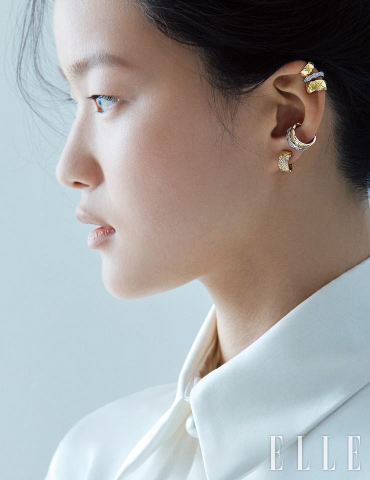 3개의 모티프가 레이어드된 이어 커프, 베이지골드와 화이트골드의 이어 커프, 다이아몬드를 세팅한 베이지골드 코코 크러쉬 이어링은 모두 Chanel Fine Jewelry.  