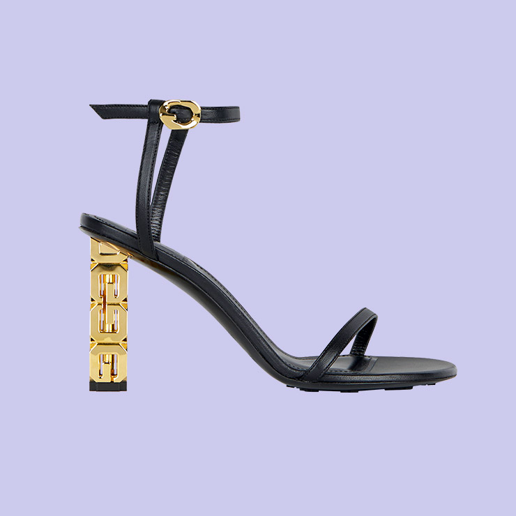 화려한 골드 힐의 스트랩 힐은 1백5만원, Givenchy.