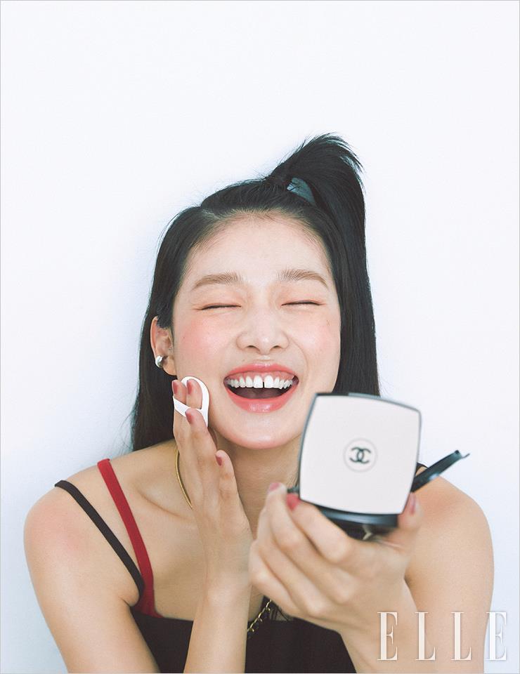 아라의 건강한 윤기 피부를 연출해 준 레 베쥬 젤 쿠션, Chanel. 다양한 참이 달린 베니티 백은 Chanel. 브라운 스트랩 탱크톱은 Baserange. 레드 브라톱은 스타일리스트 소장품. 딥 블루 데님 팬츠는 Levi’s. 메리 제인 슈즈는 Repetto.
